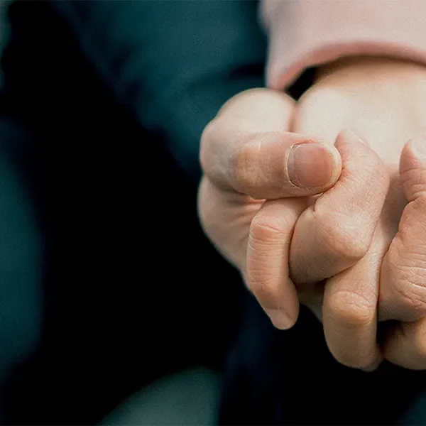 พ่อลูกจับมือกัน